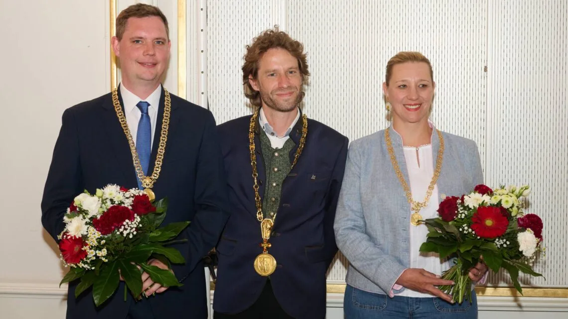 Die drei Bürgermeister der Stadt Bamberg in der neuen
Amtsperiode: OB Sebastian M. Niedermaier (Mitte), Zweiter
Bürgermeister Jonas Glüsenkamp (l.) und Dritte Bürgermeisterin Eva
Jutzler (r.). Quelle: Stadtarchiv Bamberg, Jürgen Schraudner