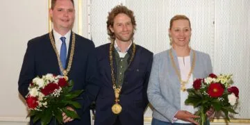 Sebastian M. Niedermaier als neuer Bamberger OB vereidigt 14 Die drei Bürgermeister der Stadt Bamberg in der neuen
Amtsperiode: OB Sebastian M. Niedermaier (Mitte), Zweiter
Bürgermeister Jonas Glüsenkamp (l.) und Dritte Bürgermeisterin Eva
Jutzler (r.). Quelle: Stadtarchiv Bamberg, Jürgen Schraudner