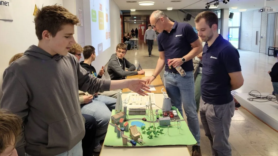 Schüler präsentieren ihre Projektergebnisse den verantwortlichen von TenneT (Foto: Realschule Scheßlitz/Frey)