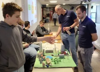 WIRKEN.Markt in Scheßlitz bringt Schule und Wirtschaft zusammen 18 Schüler präsentieren ihre Projektergebnisse den verantwortlichen von TenneT (Foto: Realschule Scheßlitz/Frey)