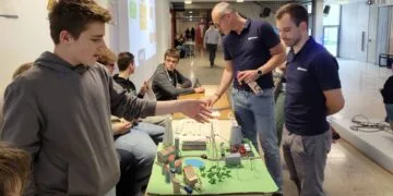 WIRKEN.Markt in Scheßlitz bringt Schule und Wirtschaft zusammen 13 Schüler präsentieren ihre Projektergebnisse den verantwortlichen von TenneT (Foto: Realschule Scheßlitz/Frey)