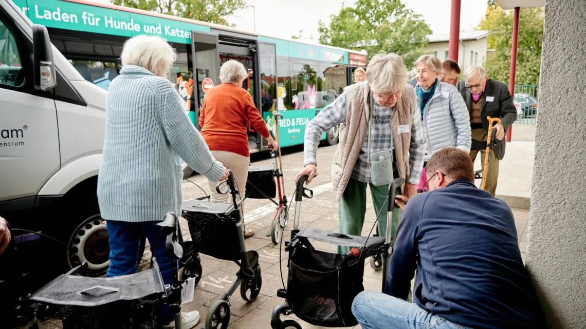 Beim Rollatortraining üben die Teilnehmenden
alltagsnahe Situationen wie das sichere Gehen, Bremsen sowie den
Ein- und Ausstieg in den Bus. Gemeinsam mit Polizei, Stadt Bamberg
und weiteren Partnern vermittelt das praxisnahe Angebot mehr
Sicherheit, Selbstständigkeit und Mobilität im Alltag. Quelle:  Pressestelle, Sonja Seufferth