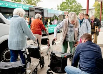Sicher unterwegs mit dem Rollator in Bamberg 14 Beim Rollatortraining üben die Teilnehmenden
alltagsnahe Situationen wie das sichere Gehen, Bremsen sowie den
Ein- und Ausstieg in den Bus. Gemeinsam mit Polizei, Stadt Bamberg
und weiteren Partnern vermittelt das praxisnahe Angebot mehr
Sicherheit, Selbstständigkeit und Mobilität im Alltag. Quelle: Pressestelle, Sonja Seufferth