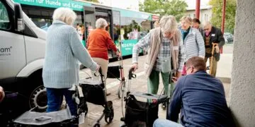 Sicher unterwegs mit dem Rollator in Bamberg 18 Beim Rollatortraining üben die Teilnehmenden
alltagsnahe Situationen wie das sichere Gehen, Bremsen sowie den
Ein- und Ausstieg in den Bus. Gemeinsam mit Polizei, Stadt Bamberg
und weiteren Partnern vermittelt das praxisnahe Angebot mehr
Sicherheit, Selbstständigkeit und Mobilität im Alltag. Quelle: Pressestelle, Sonja Seufferth