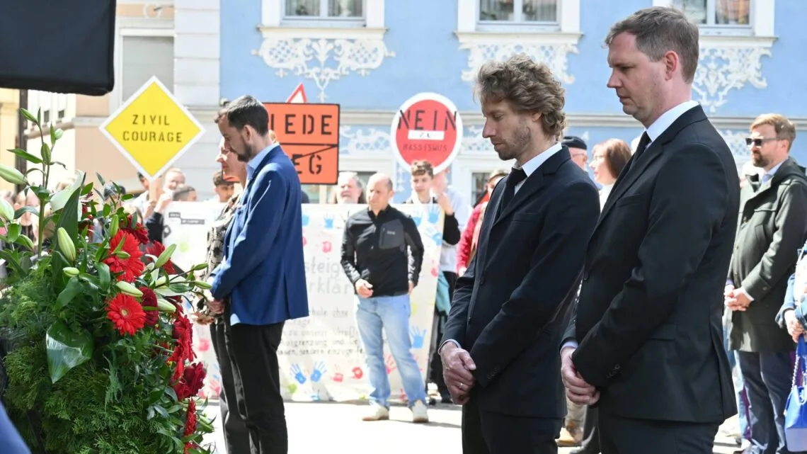 Oberbürgermeister Sebastian M. Niedermaier und seine
Stellvertreter Jonas Glüsenkamp und Eva Jutzler legten einen Kranz
vor die Gedenktafeln. Quelle: Stadt Bamberg, Michael Memmel