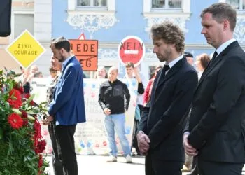 Stadt Bamberg erinnert an Ende des Zweiten Weltkriegs 11 Oberbürgermeister Sebastian M. Niedermaier und seine
Stellvertreter Jonas Glüsenkamp und Eva Jutzler legten einen Kranz
vor die Gedenktafeln. Quelle: Stadt Bamberg, Michael Memmel