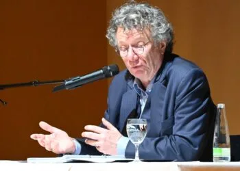 Ingo Schulze eröffnet Bamberger Poetikprofessur 2026 11 Ingo Schulze liest aus seinem noch nicht erschienen Roman 'Das Wasser im August'. Quelle: Stadt Bamberg, Michael Memmel