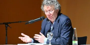Ingo Schulze eröffnet Bamberger Poetikprofessur 2026 12 Ingo Schulze liest aus seinem noch nicht erschienen Roman 'Das Wasser im August'. Quelle: Stadt Bamberg, Michael Memmel