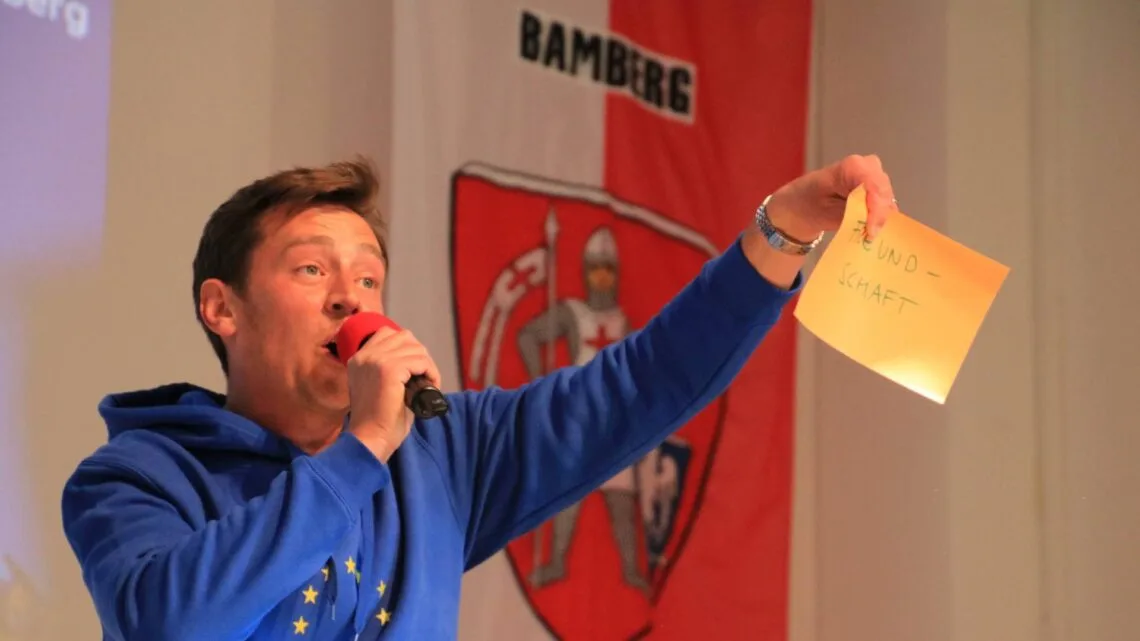Jonas Ochs von „Bambägga“ sorgte mit einem Europa-FreestyleRap für gute Laune. / Quelle: Stadt Bamberg, Rebecca
Ammon