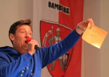 Bamberg feiert Europa in der VHS 13 Jonas Ochs von „Bambägga“ sorgte mit einem Europa-FreestyleRap für gute Laune. / Quelle: Stadt Bamberg, Rebecca
Ammon