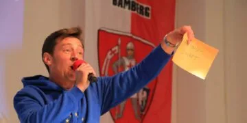Bamberg feiert Europa in der VHS 12 Jonas Ochs von „Bambägga“ sorgte mit einem Europa-FreestyleRap für gute Laune. / Quelle: Stadt Bamberg, Rebecca
Ammon
