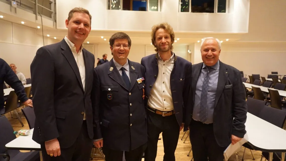 Freude über den gelungenen Wechsel bei der
Feuerwehr Bamberg: Bürgermeister Jonas Glüsenkamp, der neu
gewählte Stadtbrandrat Alexander Wilhelm, Oberbürgermeister
Sebastian M. Niedermaier und der Referent für öffentliche Sicherheit,
Recht und Ordnung Christian Hinterstein gratulieren nach der Wahl in
der Konzert- und Kongresshalle Bamberg. Quelle: Feuerwehr Bamberg