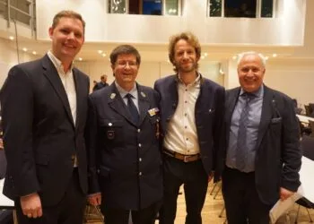 Feuerwehr Bamberg stellt die Weichen für die Zukunft 12 Freude über den gelungenen Wechsel bei der
Feuerwehr Bamberg: Bürgermeister Jonas Glüsenkamp, der neu
gewählte Stadtbrandrat Alexander Wilhelm, Oberbürgermeister
Sebastian M. Niedermaier und der Referent für öffentliche Sicherheit,
Recht und Ordnung Christian Hinterstein gratulieren nach der Wahl in
der Konzert- und Kongresshalle Bamberg. Quelle: Feuerwehr Bamberg