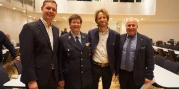Feuerwehr Bamberg stellt die Weichen für die Zukunft 15 Freude über den gelungenen Wechsel bei der
Feuerwehr Bamberg: Bürgermeister Jonas Glüsenkamp, der neu
gewählte Stadtbrandrat Alexander Wilhelm, Oberbürgermeister
Sebastian M. Niedermaier und der Referent für öffentliche Sicherheit,
Recht und Ordnung Christian Hinterstein gratulieren nach der Wahl in
der Konzert- und Kongresshalle Bamberg. Quelle: Feuerwehr Bamberg
