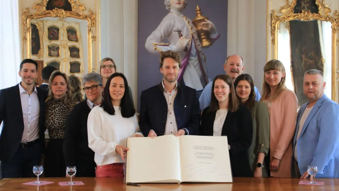 Oberbürgermeister Sebastian M. Niedermaier mit der
Frauenmannschaft des SKC Victoria Bamberg. Quelle: Stadt Bamberg, Rebecca Ammon