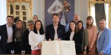 Champions-League-Siegerinnen tragen sich ins Bamberger Goldene Buch ein 13 Oberbürgermeister Sebastian M. Niedermaier mit der
Frauenmannschaft des SKC Victoria Bamberg. Quelle: Stadt Bamberg, Rebecca Ammon