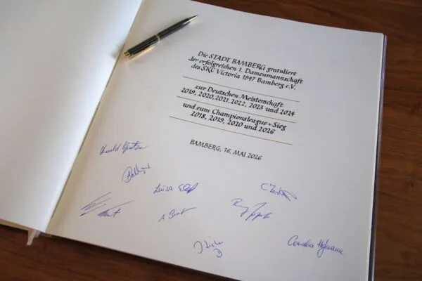 Champions-League-Siegerinnen tragen sich ins Bamberger Goldene Buch ein 11 Champions-League-Siegerinnen tragen sich ins Bamberger Goldene Buch ein 1