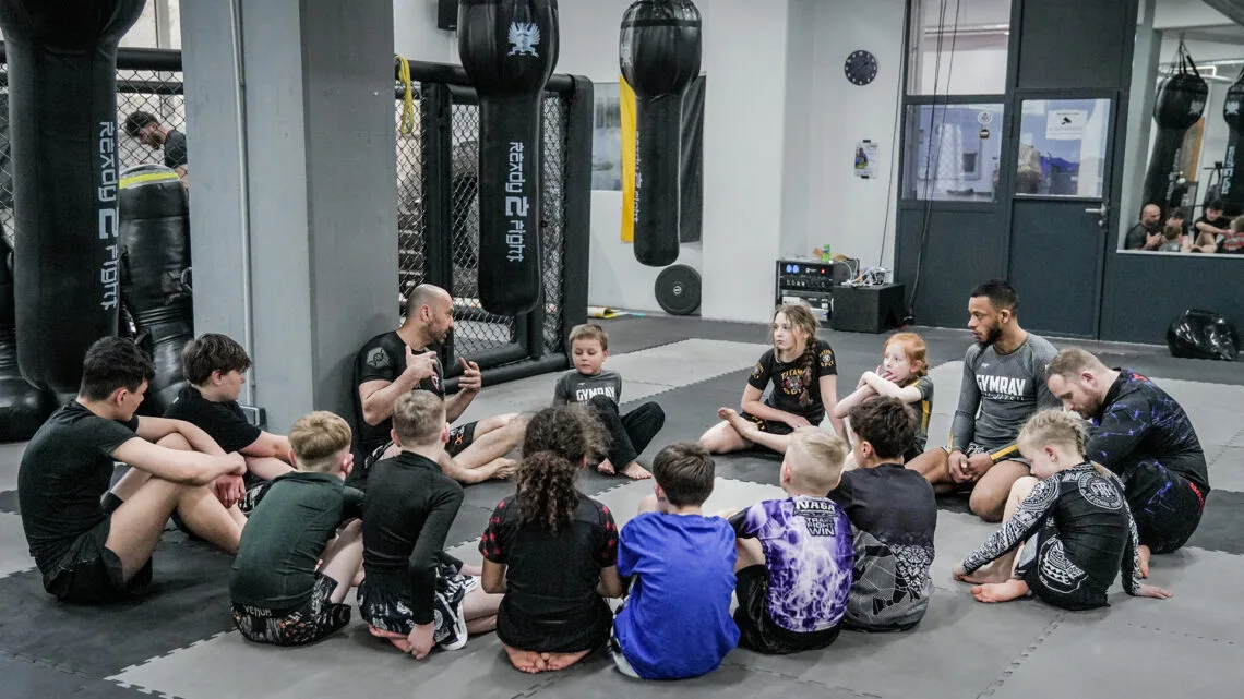 Kampfsport-Ferienprogramm in Bamberg für Kinder & Jugendliche (Sommerferien 2026) 10 Im GYMRAY-Ferienprogramm wechseln sich Technik, Bewegung und gemeinsame Besprechungen ab. So werden die Kinder altersgerecht an den Kampfsport herangeführt. Foto: @rachelsharonnn
