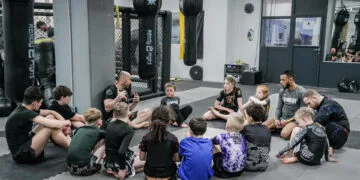 Kampfsport-Ferienprogramm in Bamberg für Kinder & Jugendliche (Sommerferien 2026) 12 Im GYMRAY-Ferienprogramm wechseln sich Technik, Bewegung und gemeinsame Besprechungen ab. So werden die Kinder altersgerecht an den Kampfsport herangeführt. Foto: @rachelsharonnn