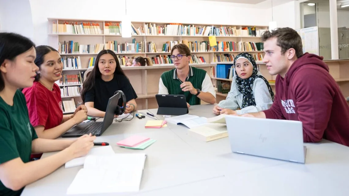 Neue Studiengänge an der Universität Bamberg 10 Studierende der Universität Bamberg profitieren von einem vielfältigen Studienangebot, das zum Wintersemester 2026/27 um neue Studiengänge und internationale Programme ergänzt wird. Quelle: Christian Martin/Universität Bamberg