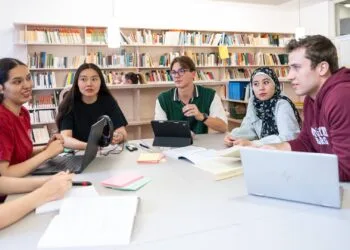 Neue Studiengänge an der Universität Bamberg 14 Studierende der Universität Bamberg profitieren von einem vielfältigen Studienangebot, das zum Wintersemester 2026/27 um neue Studiengänge und internationale Programme ergänzt wird. Quelle: Christian Martin/Universität Bamberg
