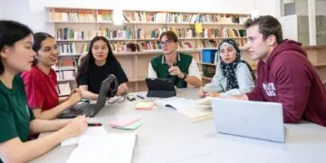 Neue Studiengänge an der Universität Bamberg 12 Studierende der Universität Bamberg profitieren von einem vielfältigen Studienangebot, das zum Wintersemester 2026/27 um neue Studiengänge und internationale Programme ergänzt wird. Quelle: Christian Martin/Universität Bamberg