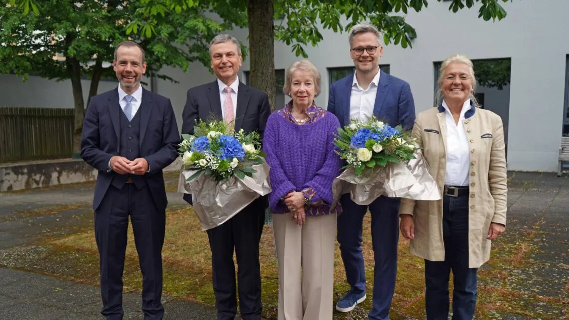Die Vorsitzende des Universitätsrat Prof. Dr. Merith Niehuss (Mitte) gemeinsam mit den beiden designierten Vizepräsidenten Prof. Dr. Stefan Hörmann (2.v.l.) und Prof. Dr. Martin Friesl (2.v.r.) sowie Universitätspräsident Prof. Dr. Kai Fischbach (l.) und Kanzlerin Dr. Dagmar Steuer-Flieser (r.). Die Vizepräsidentin für Diversität und Internationales ist auf dem Bild nicht zu sehen. Quelle: Tanja Eisenach/Universität Bamberg