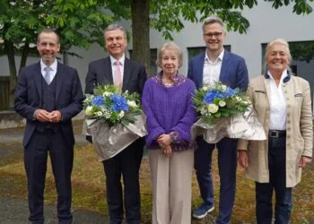 Neue Universitätsleitung gewählt: Bamberg setzt auf Kontinuität und frische Impulse 10 Die Vorsitzende des Universitätsrat Prof. Dr. Merith Niehuss (Mitte) gemeinsam mit den beiden designierten Vizepräsidenten Prof. Dr. Stefan Hörmann (2.v.l.) und Prof. Dr. Martin Friesl (2.v.r.) sowie Universitätspräsident Prof. Dr. Kai Fischbach (l.) und Kanzlerin Dr. Dagmar Steuer-Flieser (r.). Die Vizepräsidentin für Diversität und Internationales ist auf dem Bild nicht zu sehen. Quelle: Tanja Eisenach/Universität Bamberg