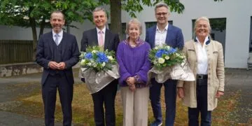 Neue Universitätsleitung gewählt: Bamberg setzt auf Kontinuität und frische Impulse 12 Die Vorsitzende des Universitätsrat Prof. Dr. Merith Niehuss (Mitte) gemeinsam mit den beiden designierten Vizepräsidenten Prof. Dr. Stefan Hörmann (2.v.l.) und Prof. Dr. Martin Friesl (2.v.r.) sowie Universitätspräsident Prof. Dr. Kai Fischbach (l.) und Kanzlerin Dr. Dagmar Steuer-Flieser (r.). Die Vizepräsidentin für Diversität und Internationales ist auf dem Bild nicht zu sehen. Quelle: Tanja Eisenach/Universität Bamberg