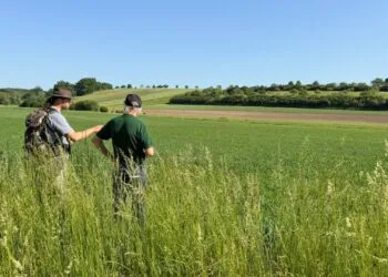 Dr. André Maslo (links) und Öko-Landwirt Hans Jürgen Mohl im Gespräch im Rahmen der Exkursion (Quelle: Landratsamt Bamberg / Nastvogel)
