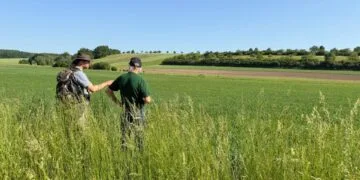 Feldvogelschutz im Bamberger Land: Gemeinsam für mehr Artenvielfalt 15 Dr. André Maslo (links) und Öko-Landwirt Hans Jürgen Mohl im Gespräch im Rahmen der Exkursion (Quelle: Landratsamt Bamberg / Nastvogel)