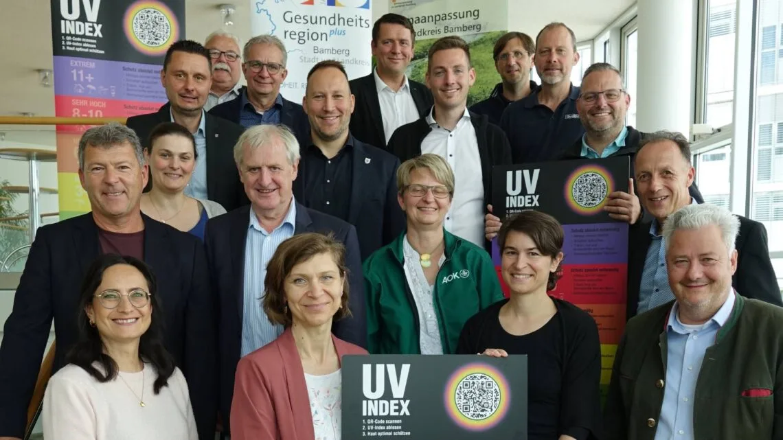 UV-Index-Tafeln sollen für mehr Sonnenschutz im Landkreis Bamberg sorgen 10 Pünktlich zum bundesweiten Hitzeaktionstag wurden im Landratsamt Bamberg UV-Index-Tafeln an acht Kommunen des Landkreises übergeben. Die Aktion ist eine gemeinsame Initiative des Gesundheitsamtes Bamberg, der GesundheitsregionPLUS Bamberg und der AOK-Direktion Bamberg, die die Tafeln kostenfrei zur Verfügung stellt. Ziel ist es, die Sichtbarkeit des UV-Index im öffentlichen Raum zu erhöhen und Bürgerinnen und Bürgern eine einfache Orientierung zur aktuellen UV-Belastung zu ermöglichen. (Quelle: Landratsamt Bamberg)