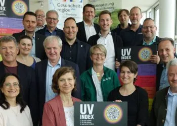 UV-Index-Tafeln sollen für mehr Sonnenschutz im Landkreis Bamberg sorgen 10 Pünktlich zum bundesweiten Hitzeaktionstag wurden im Landratsamt Bamberg UV-Index-Tafeln an acht Kommunen des Landkreises übergeben. Die Aktion ist eine gemeinsame Initiative des Gesundheitsamtes Bamberg, der GesundheitsregionPLUS Bamberg und der AOK-Direktion Bamberg, die die Tafeln kostenfrei zur Verfügung stellt. Ziel ist es, die Sichtbarkeit des UV-Index im öffentlichen Raum zu erhöhen und Bürgerinnen und Bürgern eine einfache Orientierung zur aktuellen UV-Belastung zu ermöglichen. (Quelle: Landratsamt Bamberg)