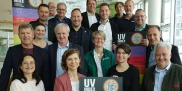 UV-Index-Tafeln sollen für mehr Sonnenschutz im Landkreis Bamberg sorgen 12 Pünktlich zum bundesweiten Hitzeaktionstag wurden im Landratsamt Bamberg UV-Index-Tafeln an acht Kommunen des Landkreises übergeben. Die Aktion ist eine gemeinsame Initiative des Gesundheitsamtes Bamberg, der GesundheitsregionPLUS Bamberg und der AOK-Direktion Bamberg, die die Tafeln kostenfrei zur Verfügung stellt. Ziel ist es, die Sichtbarkeit des UV-Index im öffentlichen Raum zu erhöhen und Bürgerinnen und Bürgern eine einfache Orientierung zur aktuellen UV-Belastung zu ermöglichen. (Quelle: Landratsamt Bamberg)