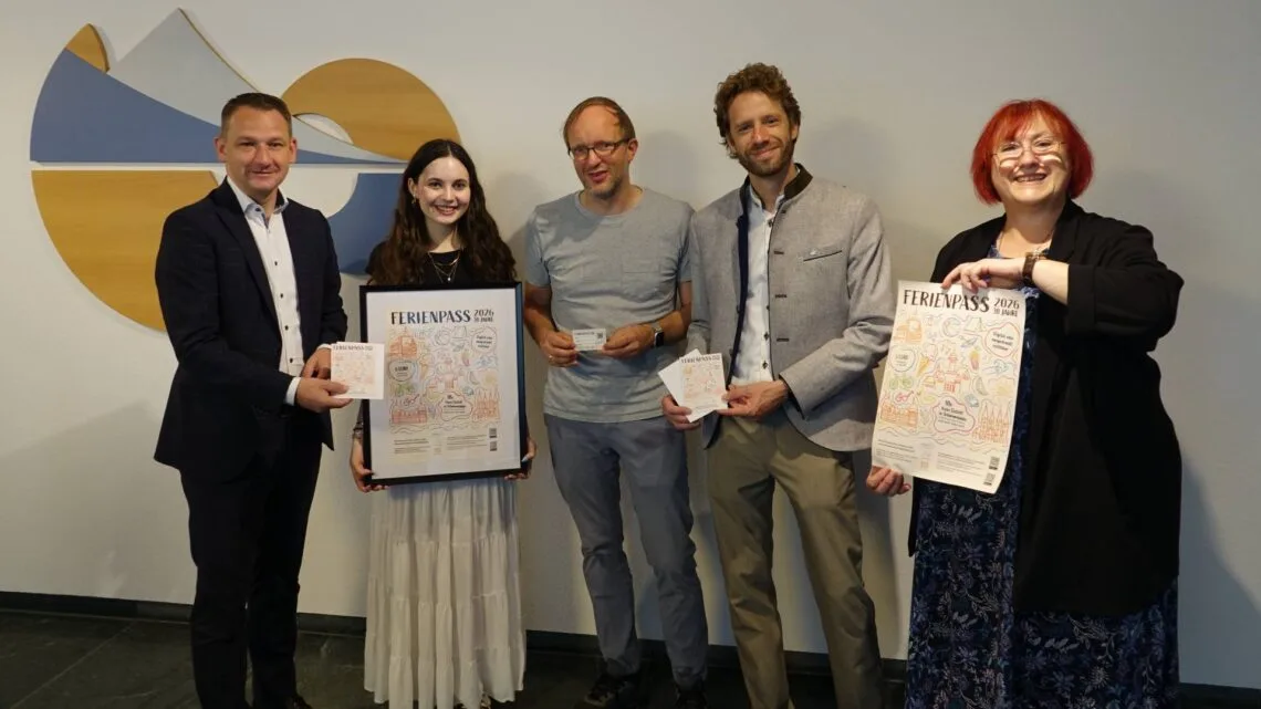 (v. l.) Landrat Johannes Maciejonczyk, Alina Ebert (Siegerin des diesjährigen Wettbewerbs), Johannes Müller (Lehrkraft für Designkonzeption in der Mediengestalterklasse an der Staatlichen Berufsschule II Bamberg), Oberbürgermeister Sebastian M. Niedermaier, OStDin Ruth Bankmann (Leiterin Staatliche Berufsschule II Bamberg) (Quelle: Landratsamt Bamberg/Förtsch)