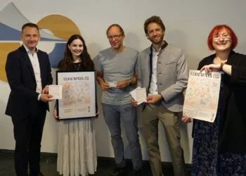 Ferienpass Region Bamberg feiert 30-jähriges Jubiläum 15 (v. l.) Landrat Johannes Maciejonczyk, Alina Ebert (Siegerin des diesjährigen Wettbewerbs), Johannes Müller (Lehrkraft für Designkonzeption in der Mediengestalterklasse an der Staatlichen Berufsschule II Bamberg), Oberbürgermeister Sebastian M. Niedermaier, OStDin Ruth Bankmann (Leiterin Staatliche Berufsschule II Bamberg) (Quelle: Landratsamt Bamberg/Förtsch)