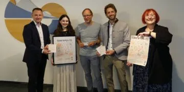 Ferienpass Region Bamberg feiert 30-jähriges Jubiläum 12 (v. l.) Landrat Johannes Maciejonczyk, Alina Ebert (Siegerin des diesjährigen Wettbewerbs), Johannes Müller (Lehrkraft für Designkonzeption in der Mediengestalterklasse an der Staatlichen Berufsschule II Bamberg), Oberbürgermeister Sebastian M. Niedermaier, OStDin Ruth Bankmann (Leiterin Staatliche Berufsschule II Bamberg) (Quelle: Landratsamt Bamberg/Förtsch)
