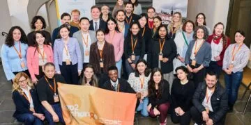 Bamberg setzt Maßstäbe beim klimaresilienten Welterbe-Management 13 Das Zentrum Welterbe hat sich für eine Woche in einen
internationalen Arbeitsort verwandelt. Fachleute aus ganz Europa und
lokale Akteure diskutierten klimatische Risiken und Lösungen für das
Welterbe in Bamberg. Quelle: Stadtarchiv Bamberg, Jürgen Schraudner