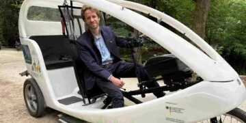 STADTRADELN in Bamberg: OB setzt auf Inklusion mit Rikscha-Wette 13 Oberbürgermeister Sebastian M. Niedermaier
schließt zum STADTRADELN eine Wette ab, die mit der Rikscha des
MitMachKlima zu tun hat. Quelle: Stadt Bamberg, Sebastian Martin