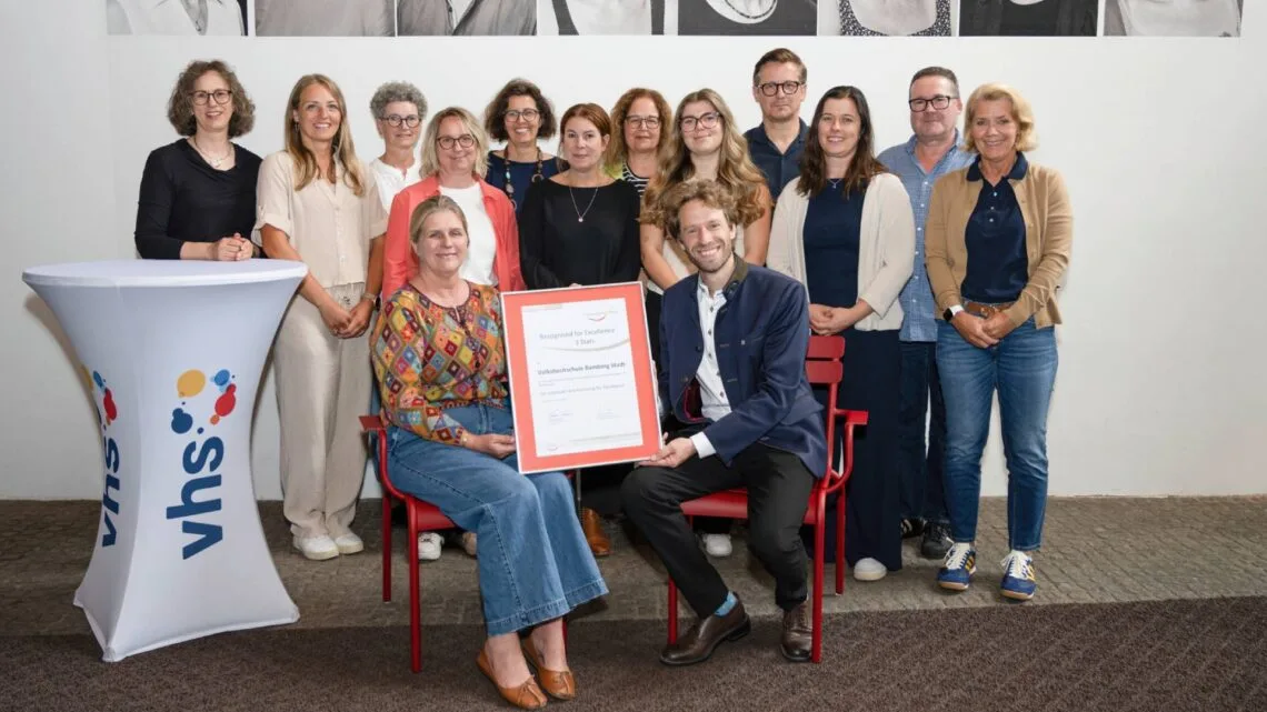 vhs-Leiterin Dr. Anna Scherbaum (sitzend, links) präsentierte
gemeinsam mit ihrem Team Oberbürgermeister Sebastian
Niedermaier die Urkunde für den dritten Stern im ExcellenceAssessment. Quelle: Stadtarchiv Bamberg, Nadine Gumpert