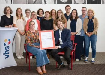 Dritter Stern für die VHS Bamberg Stadt 15 vhs-Leiterin Dr. Anna Scherbaum (sitzend, links) präsentierte
gemeinsam mit ihrem Team Oberbürgermeister Sebastian
Niedermaier die Urkunde für den dritten Stern im ExcellenceAssessment. Quelle: Stadtarchiv Bamberg, Nadine Gumpert
