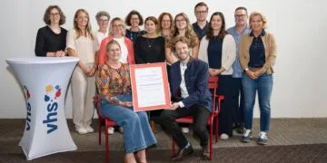 Dritter Stern für die VHS Bamberg Stadt 12 vhs-Leiterin Dr. Anna Scherbaum (sitzend, links) präsentierte
gemeinsam mit ihrem Team Oberbürgermeister Sebastian
Niedermaier die Urkunde für den dritten Stern im ExcellenceAssessment. Quelle: Stadtarchiv Bamberg, Nadine Gumpert