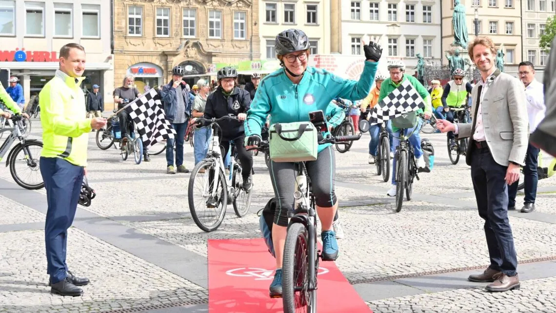 Oberbürgermeister Sebastian M. Niedermaier (r.) und Landrat Johannes
Maciejonczyk gaben den Startschuss für das STADTRADELN 2026 auf dem Maxplatz.
(Quelle: Stadt Bamberg, Sebastian Martin)