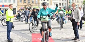 STADTRADELN 2026 gestartet: Bamberg tritt wieder gemeinsam in die Pedale 13 Oberbürgermeister Sebastian M. Niedermaier (r.) und Landrat Johannes
Maciejonczyk gaben den Startschuss für das STADTRADELN 2026 auf dem Maxplatz.
(Quelle: Stadt Bamberg, Sebastian Martin)