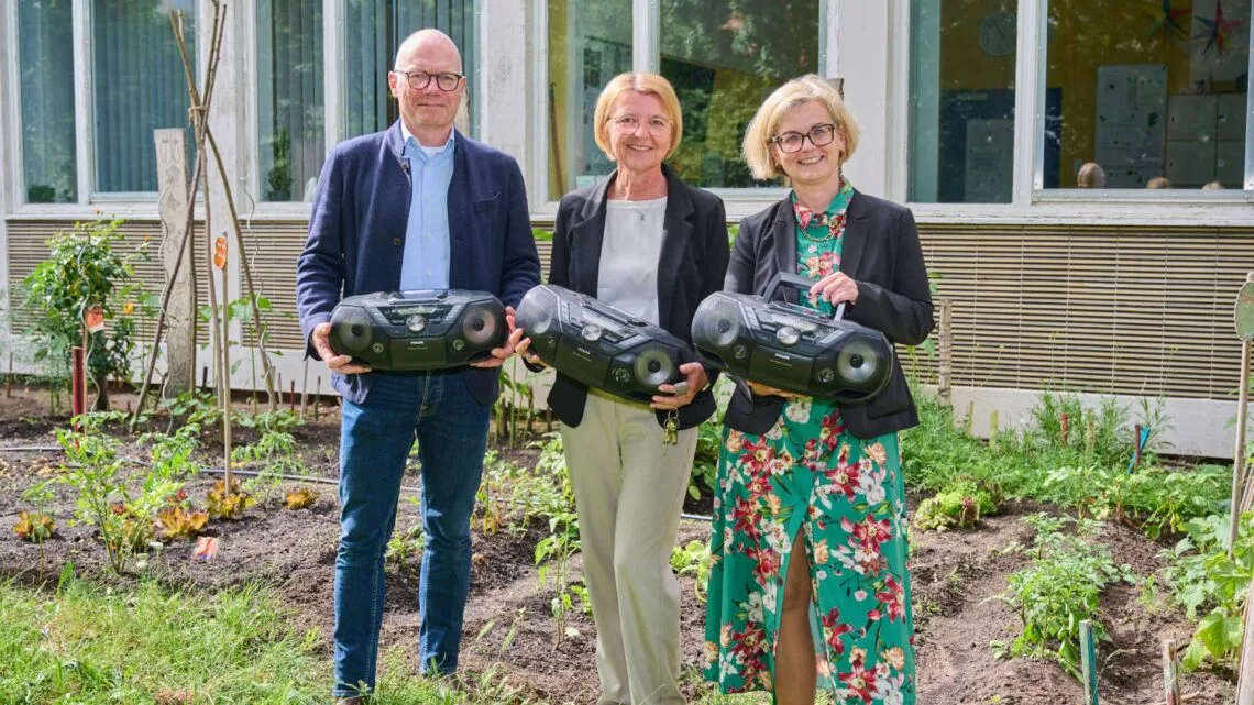 Dr. Stefan Echinger, Administrativer Direktor LIfBi (l.)
überreichte gemeinsam mit Bildungsreferentin Gabriele Kepic (r.) fünf
CD-Player an die Schulleiterin der Erlöser-Mittelschule, Elke Barth (m.). Quelle: Stadtarchiv, Nadine Gumpert