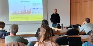 Dem Klimawandel auf der Spur: Neue Klimamessgeräte für Bamberg 12 Workshop „Klimawandern“ mit Prof. Dr. Thomas
Foken. Quelle: Stadt Bamberg, Ricardo Schreck