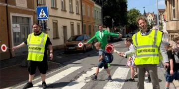 Schulweghelfer machen Bambergs Schulwege sicher 13 (v.l.n.r.): Schulweghelfer Egon Herrnleben, Matthias
Wenninger, Vorsitzender der Kreisverkehrswacht Bamberg e.V. und
Oberbürgermeister Sebastian M. Niedermaier sichern den
Zebrastreifen vor der Wunderburgschule. Quelle: Stadt Bamberg, Stefanie Schuhmann
