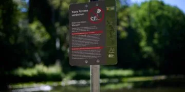 Entenfüttern schadet Tieren und Gewässern 15 Schilder am Hainweiher weisen auf das
Entenfütterungsverbot hin. Quelle: Stadt Bamberg, Sonja Seufferth