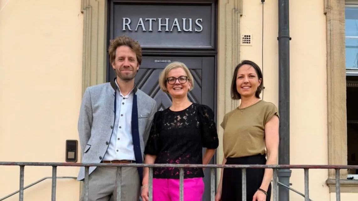 Oberbürgermeister Sebastian M. Niedermaier freut
sich, dass das Thema Schulen und Bildung bei Referentin Gabriele
Kepic (Mitte) und Amtsleiterin Marianna Heusinger weiterhin in guten
Händen ist. Quelle: Stadt Bamberg, Pedro Ivo Carvalho