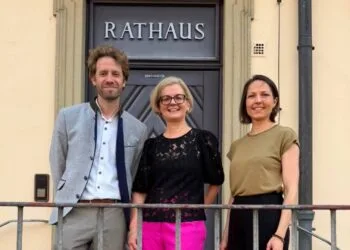 Gabriele Kepic bleibt Referentin für Bildung, Schulen und Sport in Bamberg 11 Oberbürgermeister Sebastian M. Niedermaier freut
sich, dass das Thema Schulen und Bildung bei Referentin Gabriele
Kepic (Mitte) und Amtsleiterin Marianna Heusinger weiterhin in guten
Händen ist. Quelle: Stadt Bamberg, Pedro Ivo Carvalho